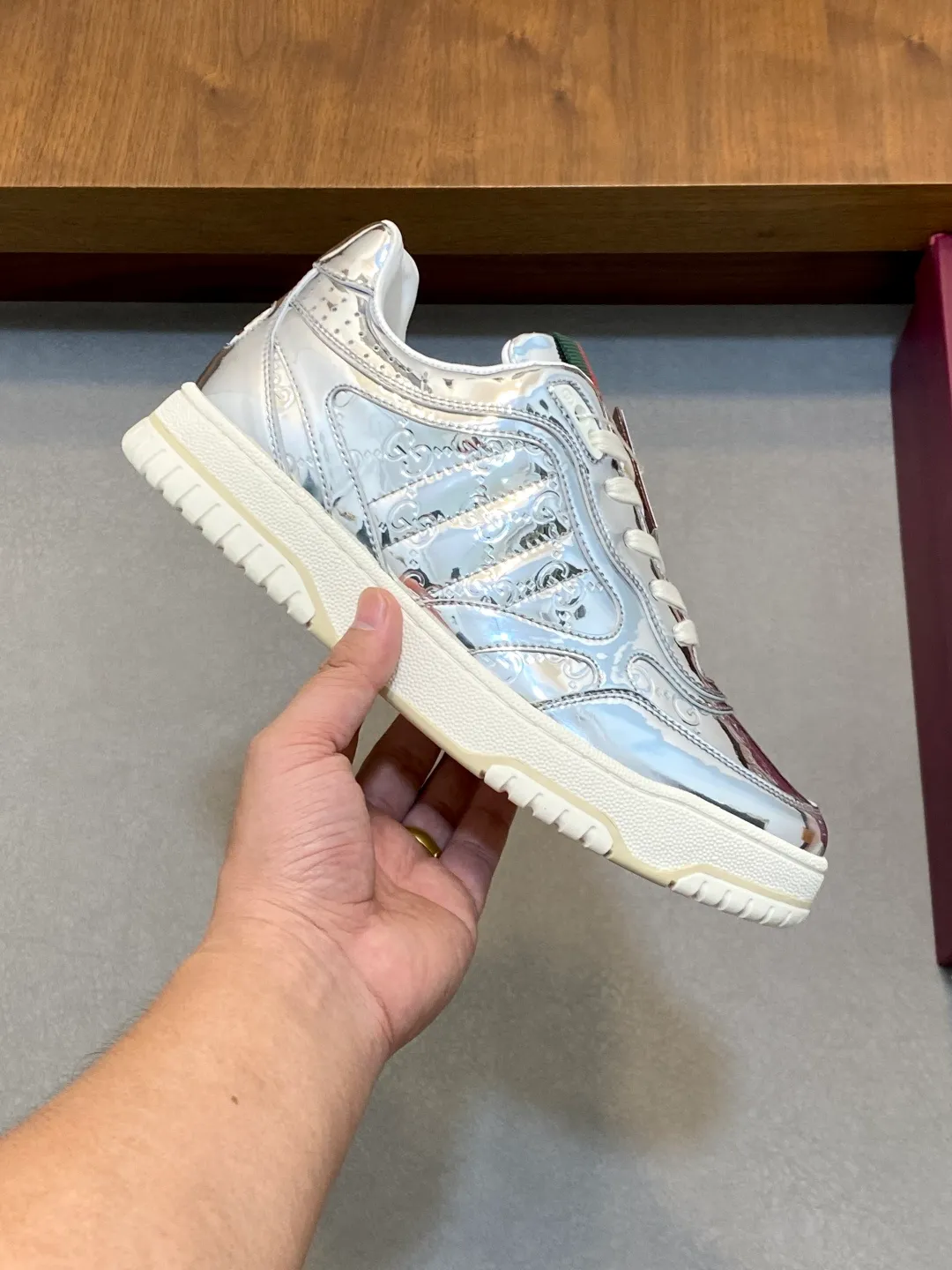Men's Shoes 💰660 𝐆𝐮𝐜𝐜𝐢 𝐑𝐞-𝐖𝐞𝐛 As the first sneaker created by Sabato De Sarno for Gucci, the Re-Web series reinterprets the brand's classic stripes and sets off the modern silhouette design with bold and unique details. These shoes are crafted from white leather. This new sneaker is ingeniously decorated with many of the brand's classic details, and is equipped with a bright red and green webbing tongue, which will make people fall in love at first sight. White leather treated with a special process for softness and luster, with an embossed grainy texture. Script Gucci logo and interlocking G web label with Interlocking G and script Gucci logo. Rubber outsole with interlocking G detail eyelets. Web tongue. Size: 39-44 (customized for sizes 38 and 45)
